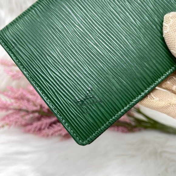 033 Louis Vuitton Green Epi Leather  Checkbook Wallet CA0928 - Picture 4 of 11